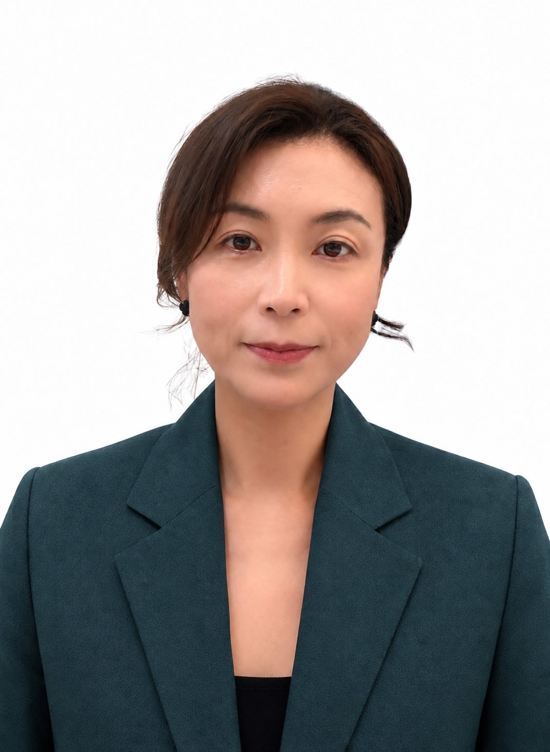 딥 틸 재킷을 입은 Lilly Lim